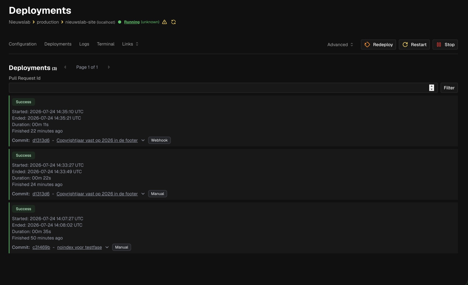 Het Coolify-dashboard met een geslaagde deployment van nieuwslab-site